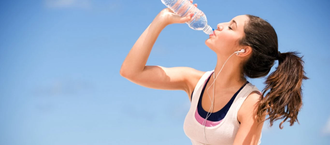 Δείτε πόσο νερό πρέπει να πίνουν οι γυναίκες για να «προλάβουν» την ουρολοίμωξη